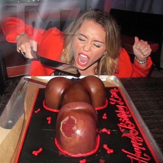 Miley Cyrus lame una tarta en forma de pene