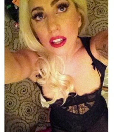 Lady Gaga vuelve a hacer su aparición en ropa interior