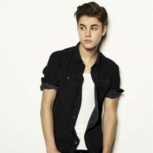 Justin Bieber se pasea sin camiseta por las calles de Inglaterra
