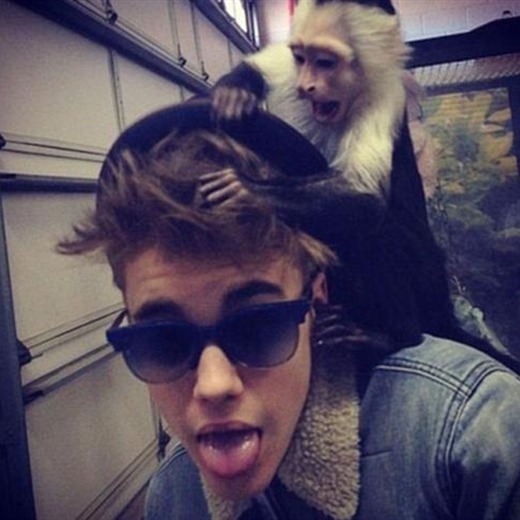 A Justin Bieber le quitan su mono en Alemania