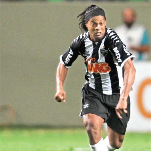 Increíble gol de Ronaldinho en el partido Atlético Mineiro vs. Arsenal