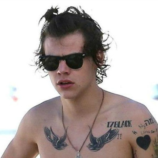 Harry Styles se pasea sin camiseta y muestra sus tatuajes