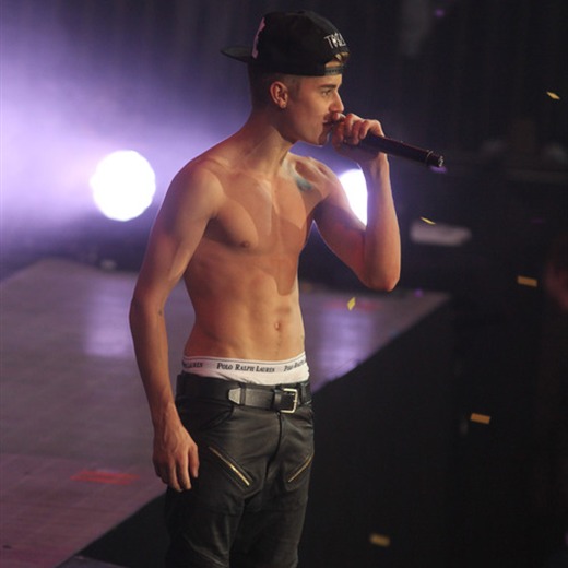 Al parecer Justin Bieber le habría dado una serenata a su abuela desnudo