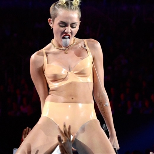 Robbie Williams dice que Miley Cyrus terminará en rehabilitación