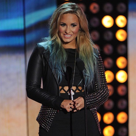 Demi Lovato se enfada por broma en The X Factor bebiendo una sustancia extraña