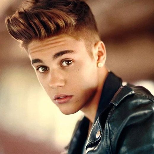 Publican escandalosa foto de Justin Bieber besando el pecho de una striper