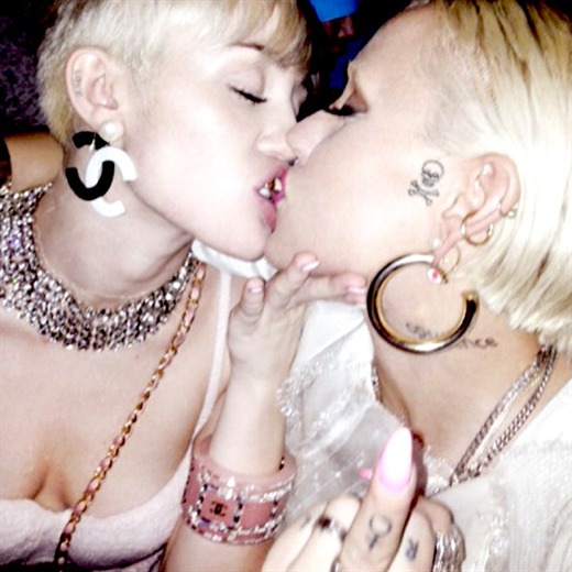 Miley Cyrus besa a otra chica. Lo sentimos Katy Perry, no eres la única