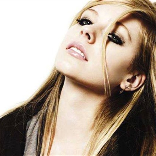 Miley Cyrus y Avril Lavigne se golpean por ser la más famosa de Canadá [Video]