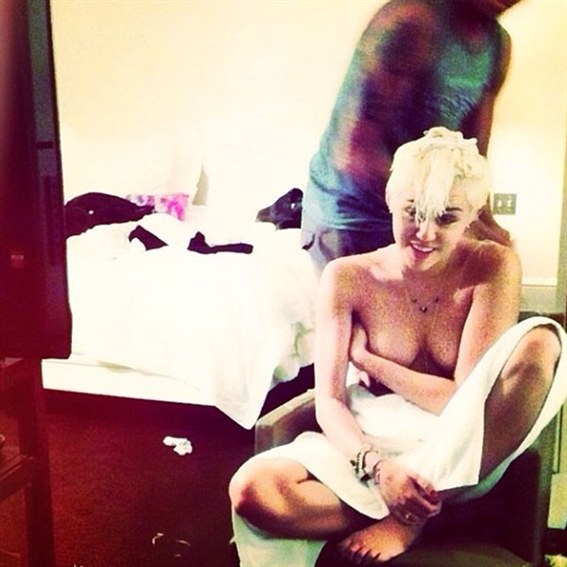 Miley Cyrus publica fotos en topless a través de Instagram (Fotos)