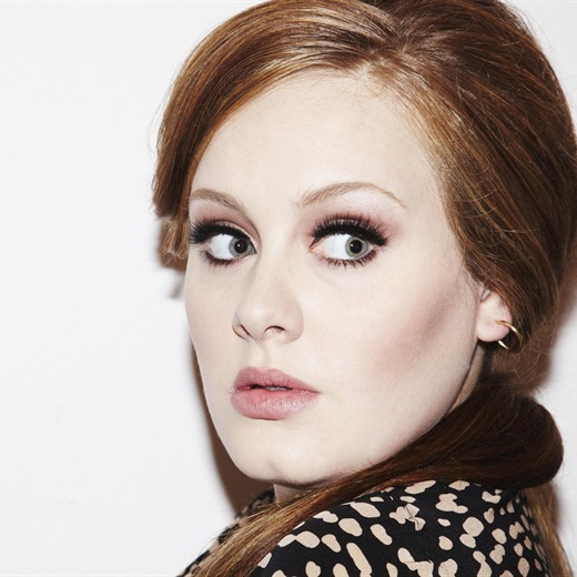 Adele anunció su próximo disco con la peor foto de su vida