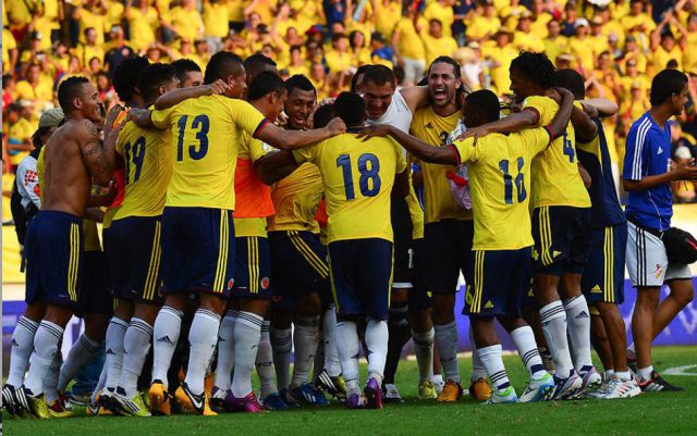 Colombianos se toman un avión y celebran la victoria de la selección