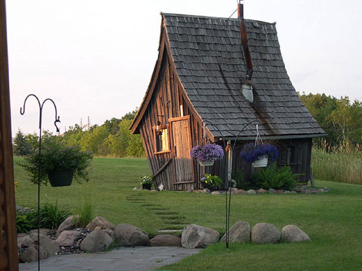 Необычный деревенский домик