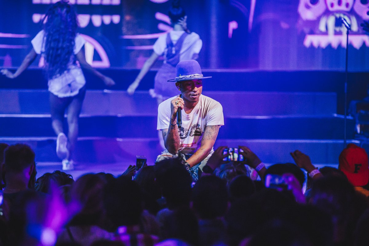 Genial presentación de Pharrell Williams en el iTunes Festival