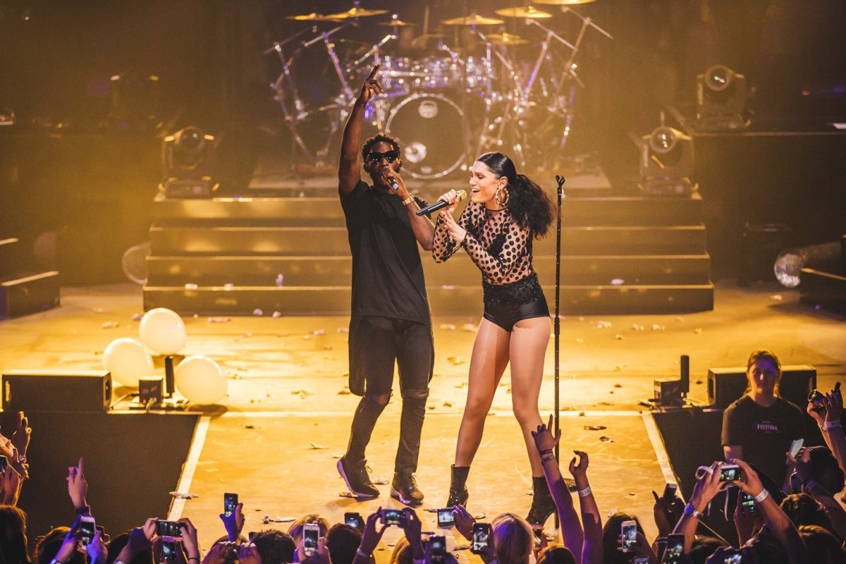 Джи концерт. Jessie j +18. Jessie j на сцене. Jessie j Hero Live. Jessie j Live Concert photo.