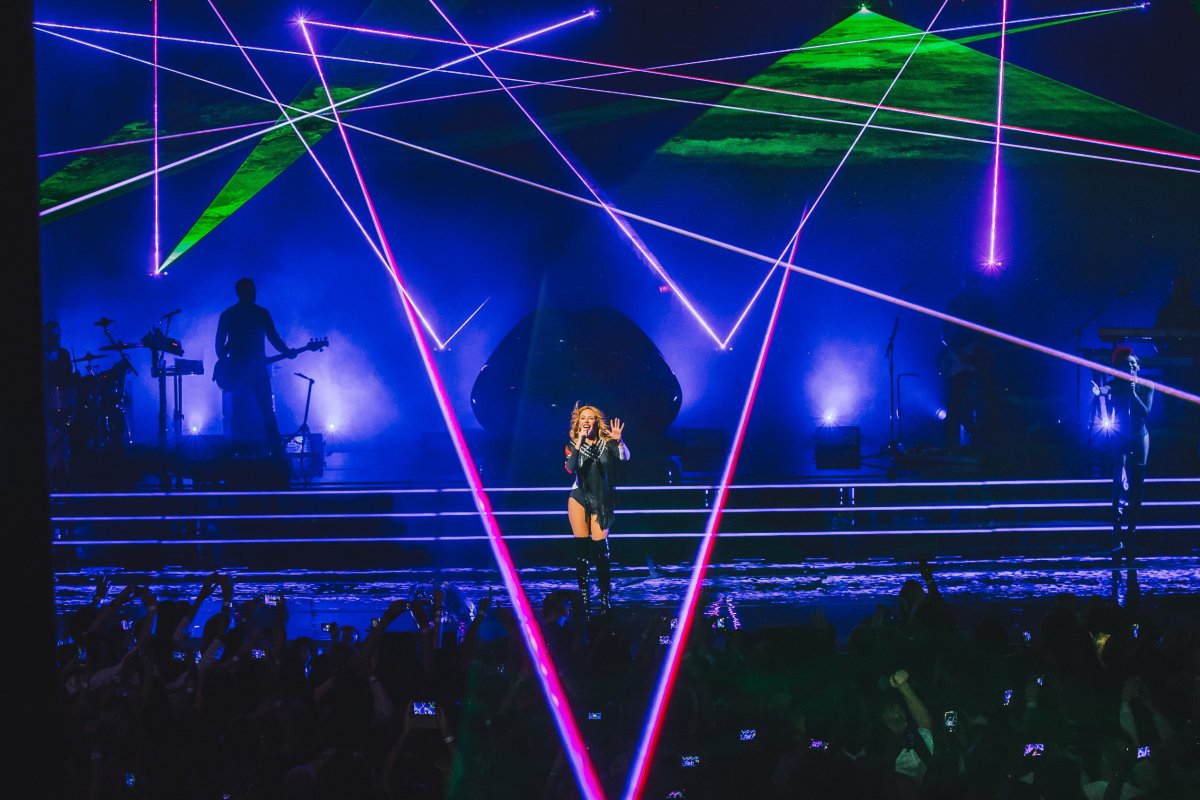Kylie Minogue muy bella en el iTunes Festival