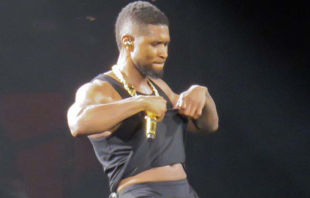 Usher muestra sus abdominales en Toronto