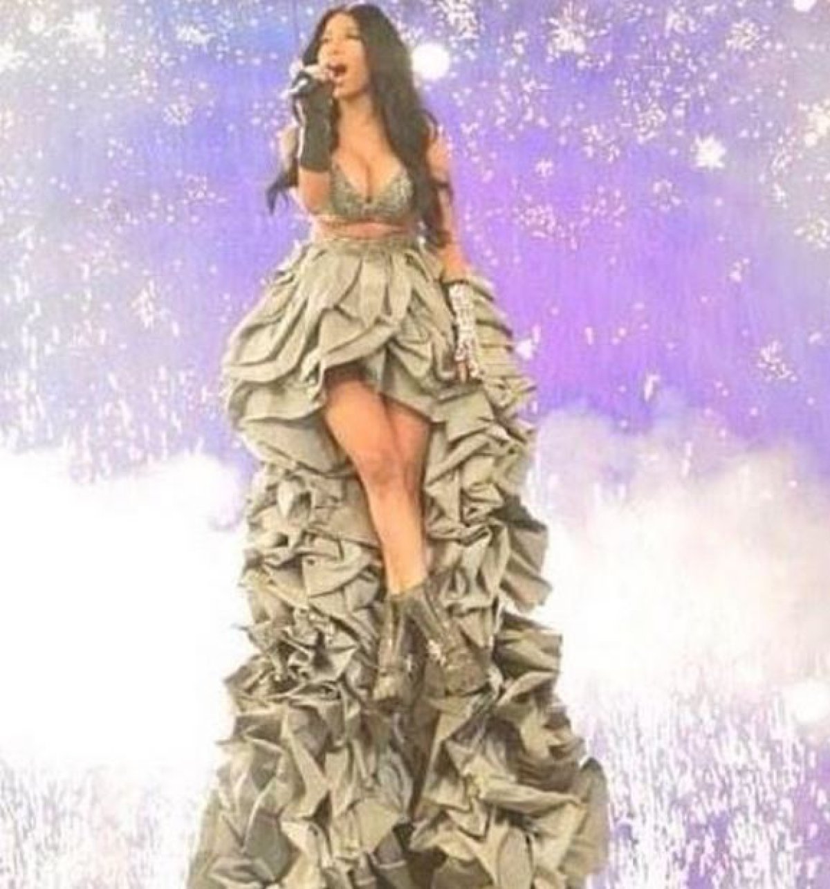 La anfitriona y galardonada de los MTV EMA 2014 Nicki Minaj y sus innumerables atuendos