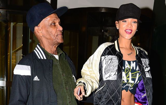 El abuelo de Rihanna interrumpe una reunión de la cantante