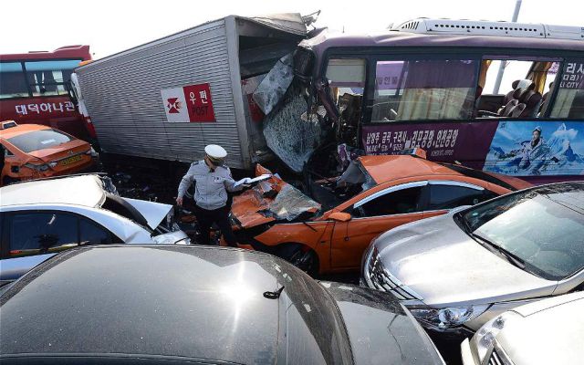 Choques múltiples en Corea del Sur deja afectados a más de 100 vehículos