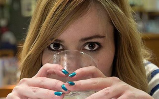 Las mujeres inteligentes son más propensas a ser alcohólicas
