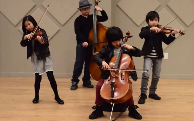Niños tocan un tema de Katy Perry en violín y cello