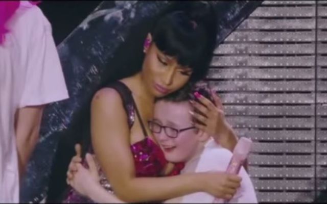 Este niño engañó a Nicki Minaj para acostarse sobre sus senos