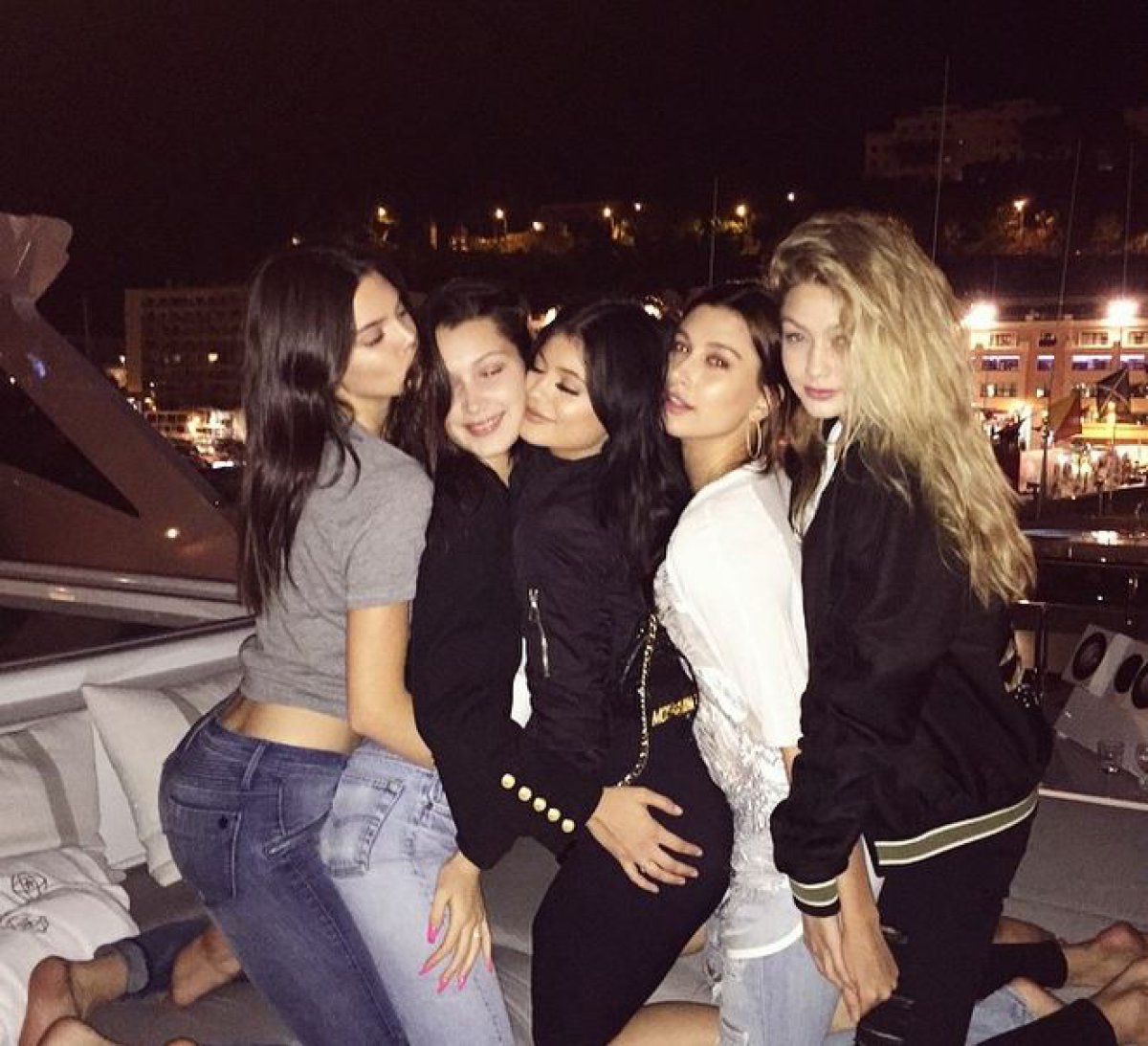 Las fotos más calientes de Kendall Jenner con un grupo de amigas