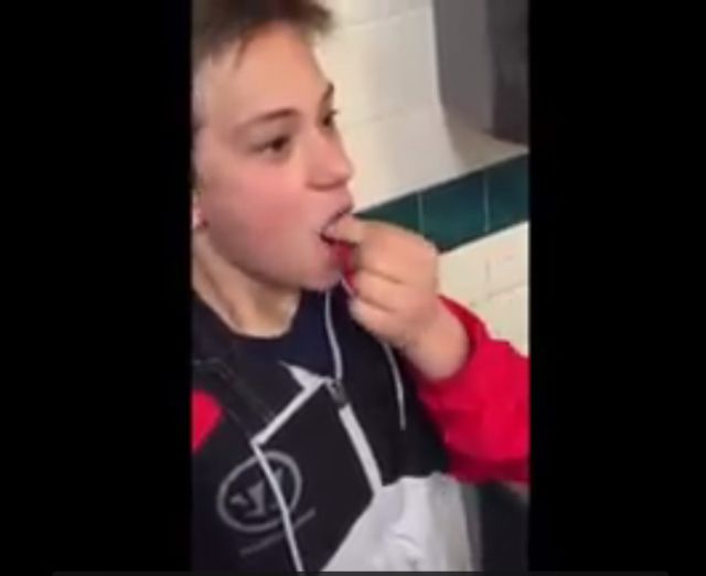 La reacción de un niño haciendo la prueba de la pimienta