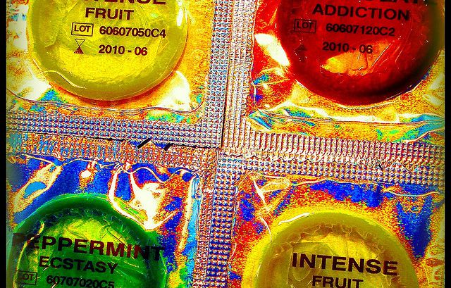 Crean condón que cambia de color si detecta infecciones de transmisión sexual