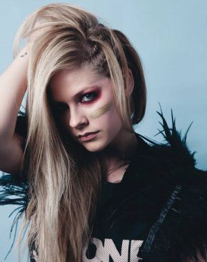 Avril Lavigne llora en plena una entrevista al hablar de su enfermedad