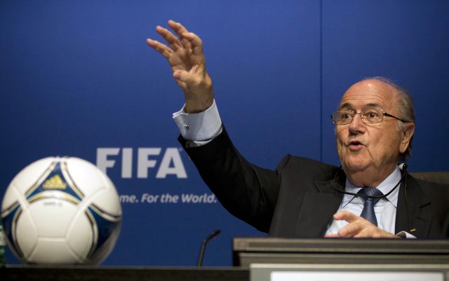 Comediante Lee Nelson humilló a Blatter durante una conferencia