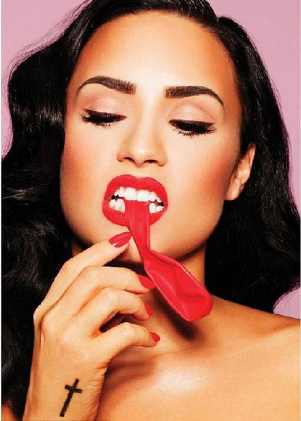 Sensual topless de Demi Lovato para la revista Complex