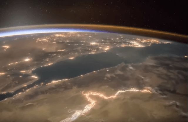 ¿Cómo se ve el amanecer desde el espacio?