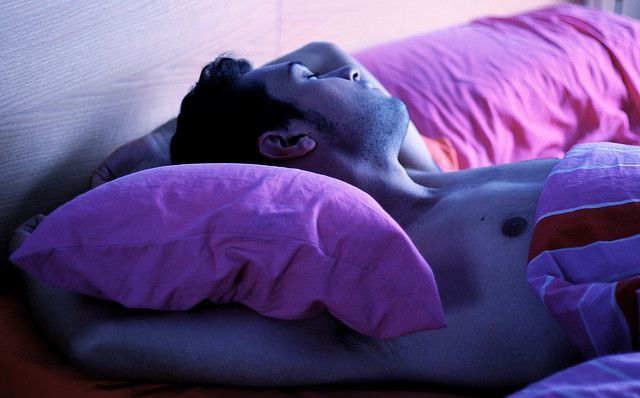 6 beneficios de dormir completamente desnudos