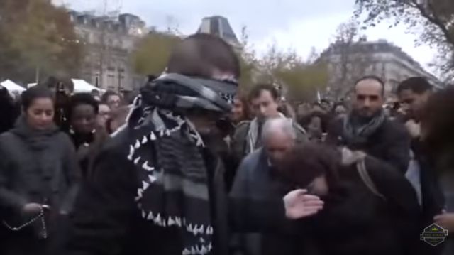 Musulmán regala abrazos en París