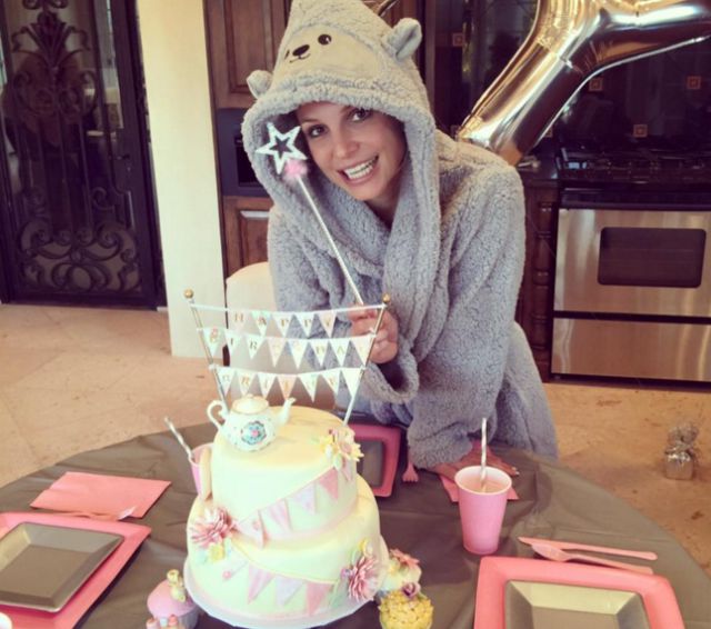 Miley Cyrus regaló globos a Britney Spears por su 34 cumpleaños