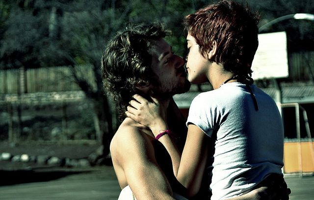 Descubre cómo le gusta besar a tu novio según su signo zodiacal