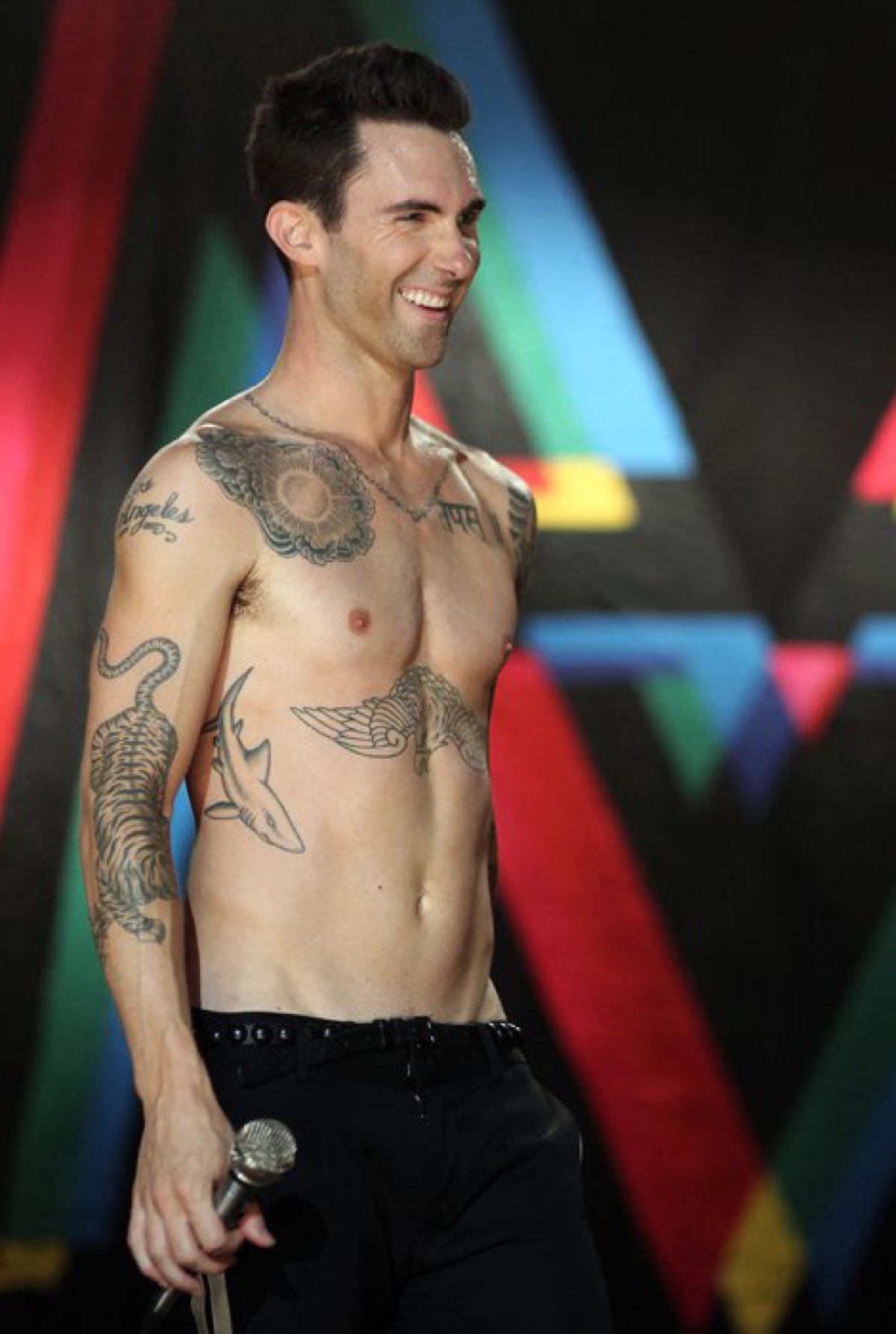 Los Tatuajes De Adam Levine Fotogaler A Radio LOS40 Colombia   1456524566 821844 1456526784 Album Normal 