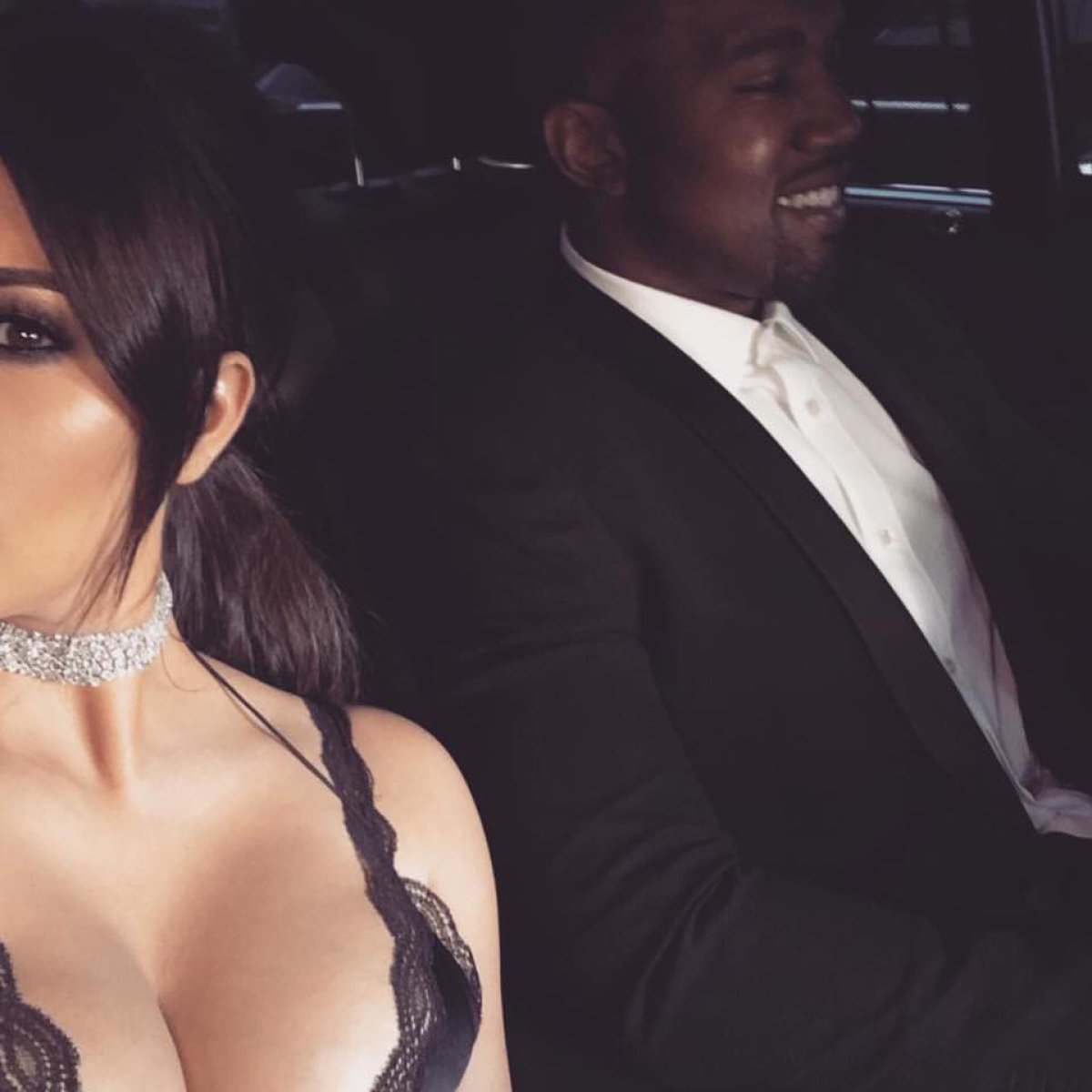 El atrevido escote de Kim Kardashian en la boda de la modelo Isabela Rangel