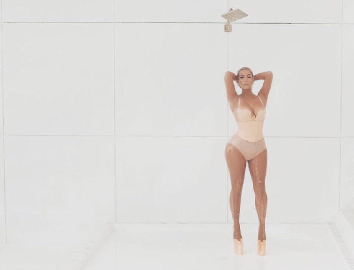 Fergie desnuda a Kim Kardashian, Ciara, Chrissy Teigen para el video de M.I.L.F. $