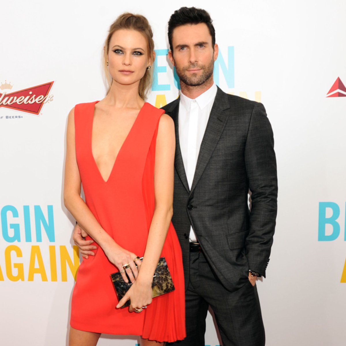 Adam Levine muestra orgulloso las fotos del embarazo de su novia