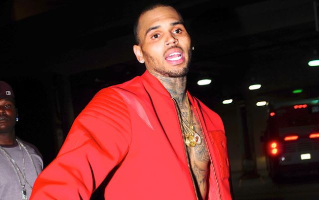 Chris Brown consigue una orden de alejamiento contra la fanática que lo acosaba