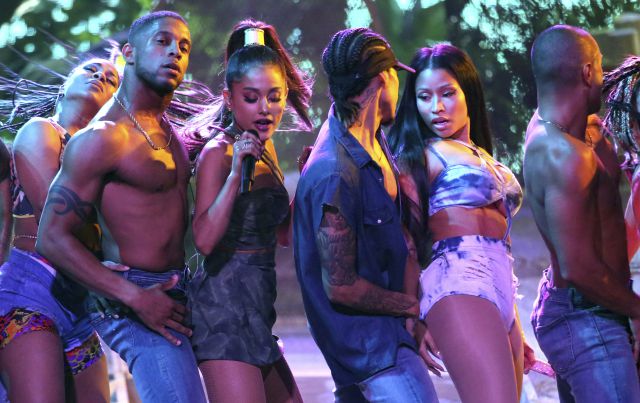 Critican a Nicki Minaj por su presentación junto a Ariana Grande en los AMA’s