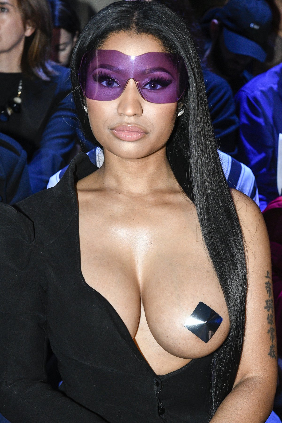 El escote de Nicki Minaj que dejó al descubierto uno de sus senos