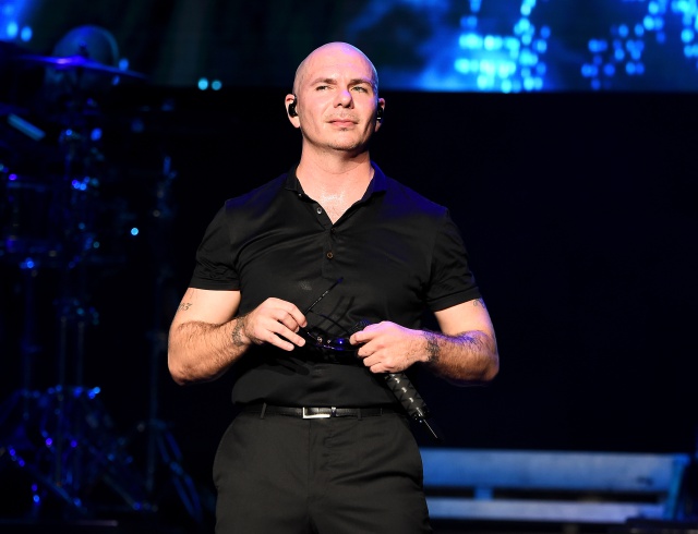 Pitbull confirma colaboración con Britney Spears y Marc Anthony