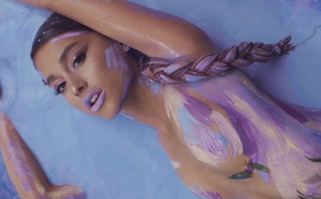 Ariana Grande lanzó el video de su nueva canción “God Is A Woman”