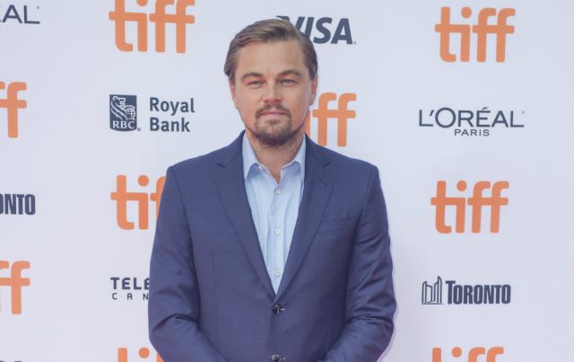 La madre de Leonardo DiCaprio ahuyenta a ‘manguerazos’ a sus fans