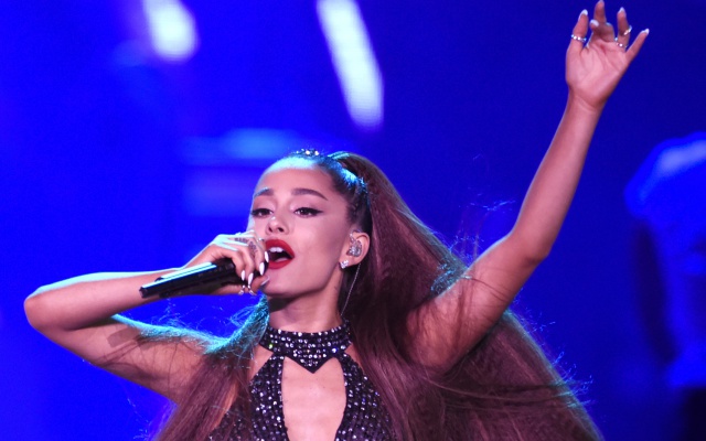 Ariana Grande es demandada por video de “God is a Woman”