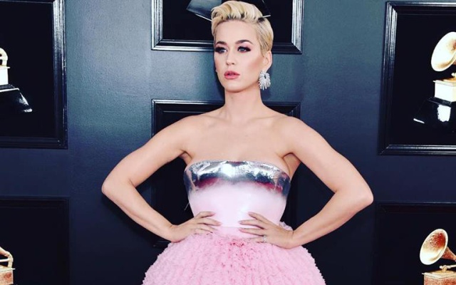 Katy Perry se burla de ella por su vestido de los Grammy
