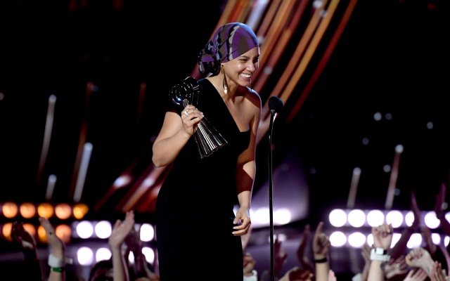Alicia Keys participa en el remix de 'Calma'